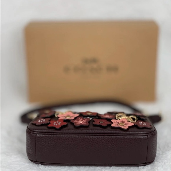 Coach Nolita 19 with Daisy Appliqué.

Valentine’s Day’s gift. - Picture 5 of 5